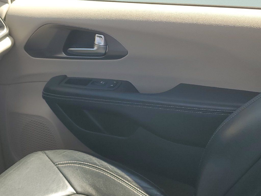 Used 2022 Chrysler Pacifica Touring-L FWD image 13