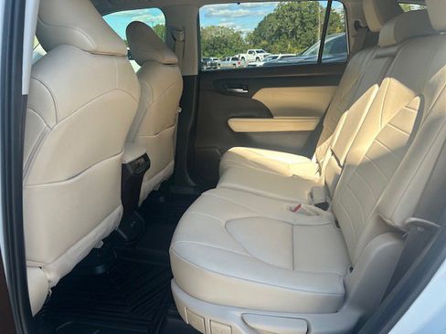 Used 2022 Toyota Highlander XLE image 10