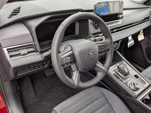 New 2025 Mitsubishi Outlander SE image 11