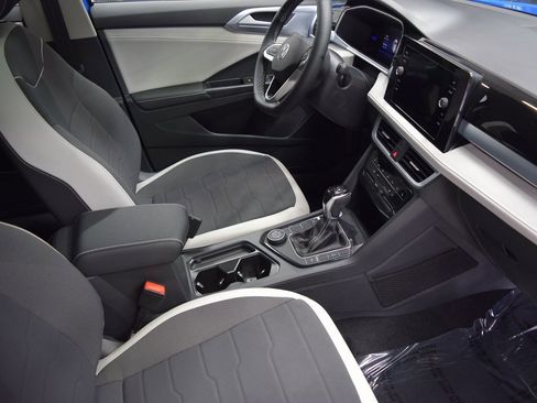 New 2025 Volkswagen Taos SE image 7