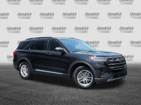 Used 2025 Ford Explorer Active RWD image 2