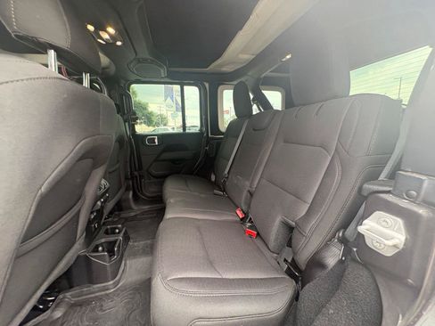 Used 2022 Jeep Wrangler Unlimited Sahara AWD/4WD image 9