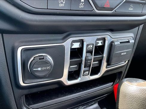 Used 2022 Jeep Wrangler Unlimited Sahara AWD/4WD image 30