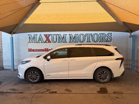 Used 2021 Toyota Sienna LE image 3