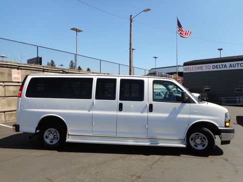 Used 2017 Chevrolet Express 3500 LT w/ LT Preferred Equipment Group RWD image 2