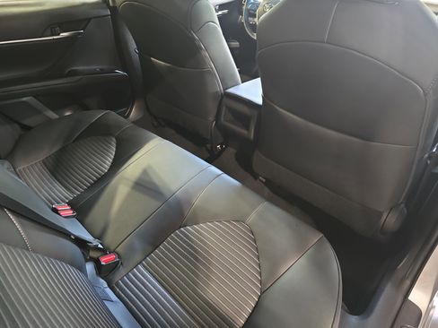 Used 2018 Toyota Camry SE w/ Moonroof Package FWD image 11