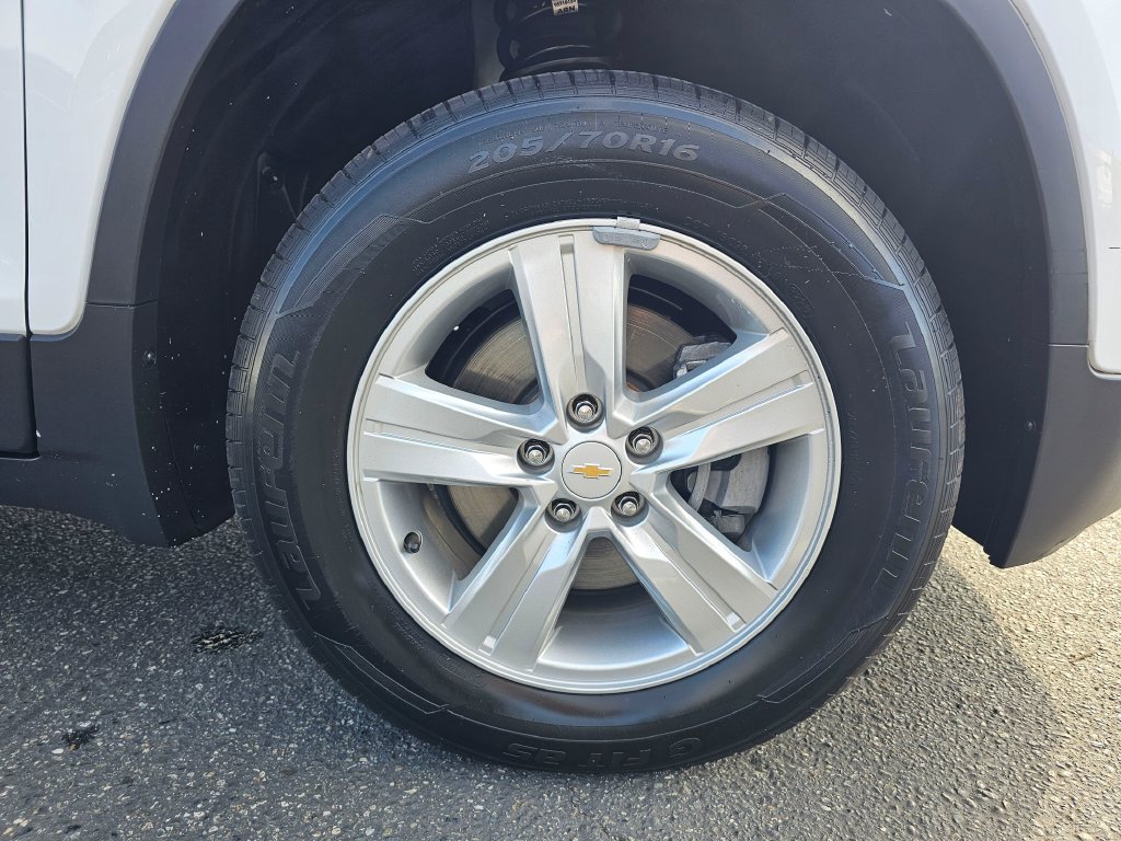 Used 2020 Chevrolet Trax LT w/ LT Convenience Package AWD/4WD image 9