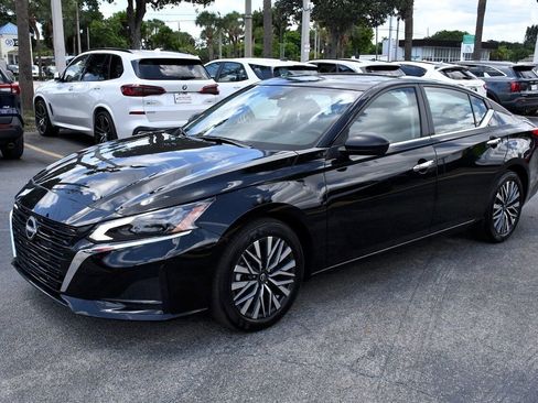Used 2025 Nissan Altima 2.5 SV image 3
