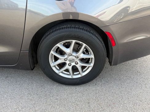 Used 2023 Chrysler Pacifica Touring-L image 22