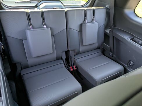 Used 2024 Lexus GX 550 w/ Accessory Package (Z1) AWD/4WD image 36