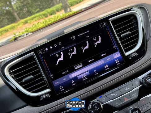 Used 2021 Chrysler Pacifica Touring image 18