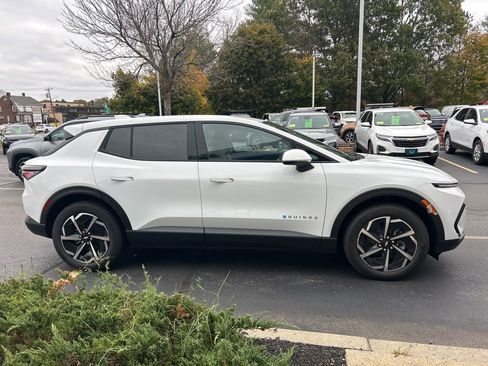 New 2026 Chevrolet Equinox EV LT image 4
