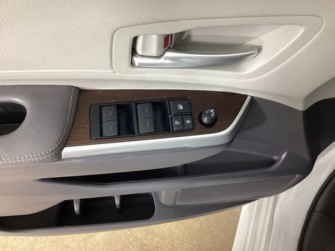 Used 2024 Toyota Sienna XLE FWD image 11