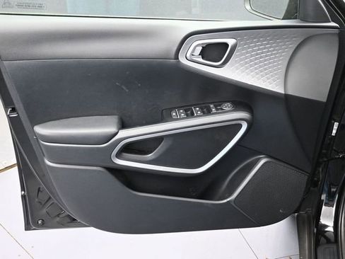 Used 2025 Kia Soul LX w/ LX Technology Package FWD image 17
