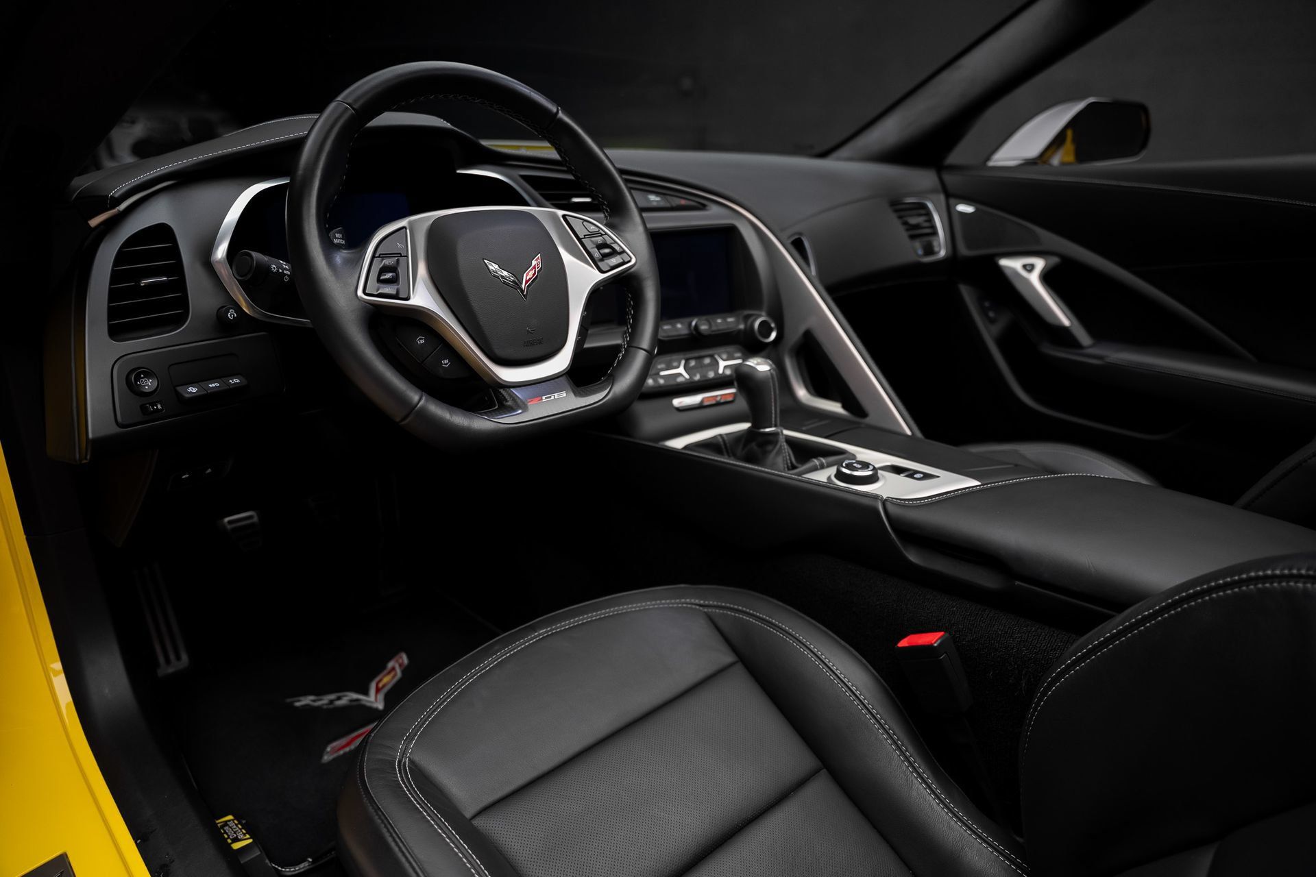 Used 2016 Chevrolet Corvette Z06 w/ 3LZ Preferred Equipment Group RWD image 2
