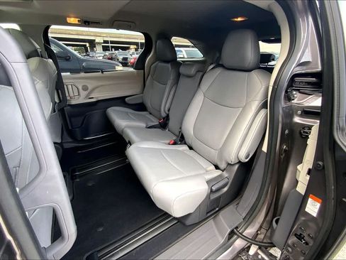 Used 2024 Toyota Sienna XLE FWD image 29