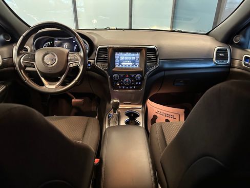 Used 2019 Jeep Grand Cherokee Laredo w/ Security & Convenience Group AWD/4WD image 9