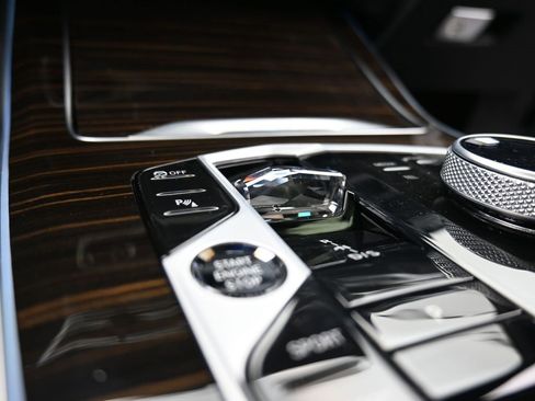 Used 2025 BMW X7 M60i image 16