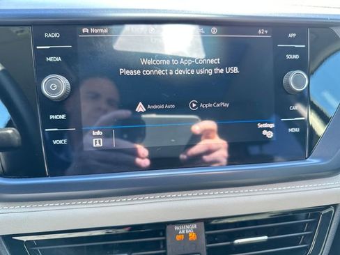 Certified 2024 Volkswagen Taos SE image 25