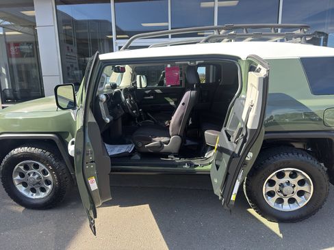 Used 2013 Toyota FJ Cruiser 4WD w/ Upgrade Pkg image 7