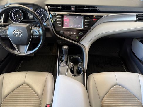 Used 2019 Toyota Camry SE FWD image 3