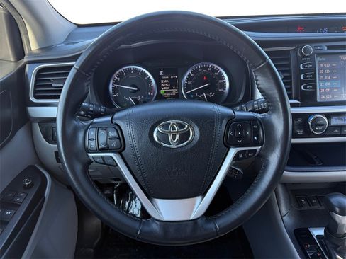 Used 2019 Toyota Highlander XLE image 12