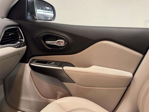 Used 2021 Jeep Cherokee Limited image 32