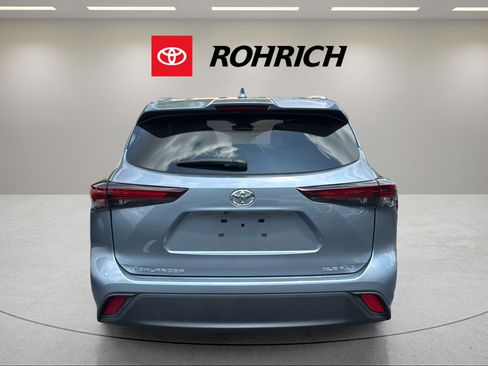Used 2024 Toyota Highlander XLE AWD/4WD image 6