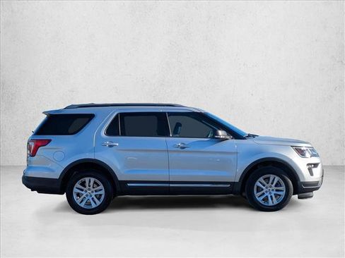 Used 2019 Ford Explorer XLT w/ Equipment Group 201A image 4