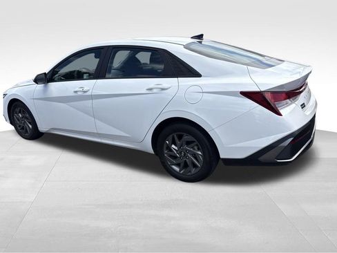 Used 2024 Hyundai Elantra SEL FWD image 12