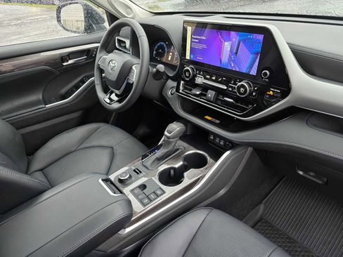Certified 2025 Toyota Highlander Platinum image 10