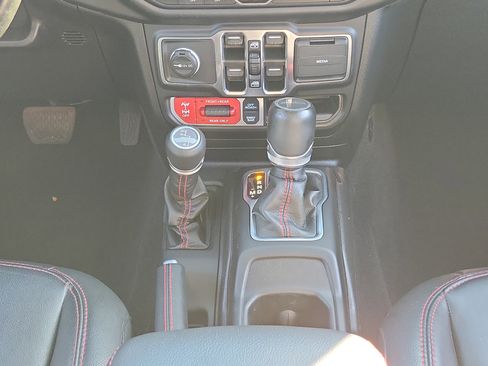 Used 2022 Jeep Gladiator Rubicon w/ Cold Weather Group image 18