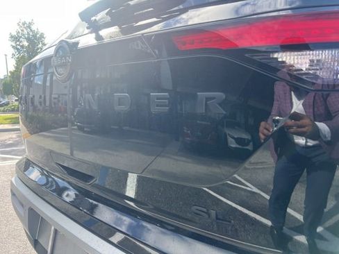 Used 2025 Nissan Pathfinder SL w/ Black Appearance Package image 18