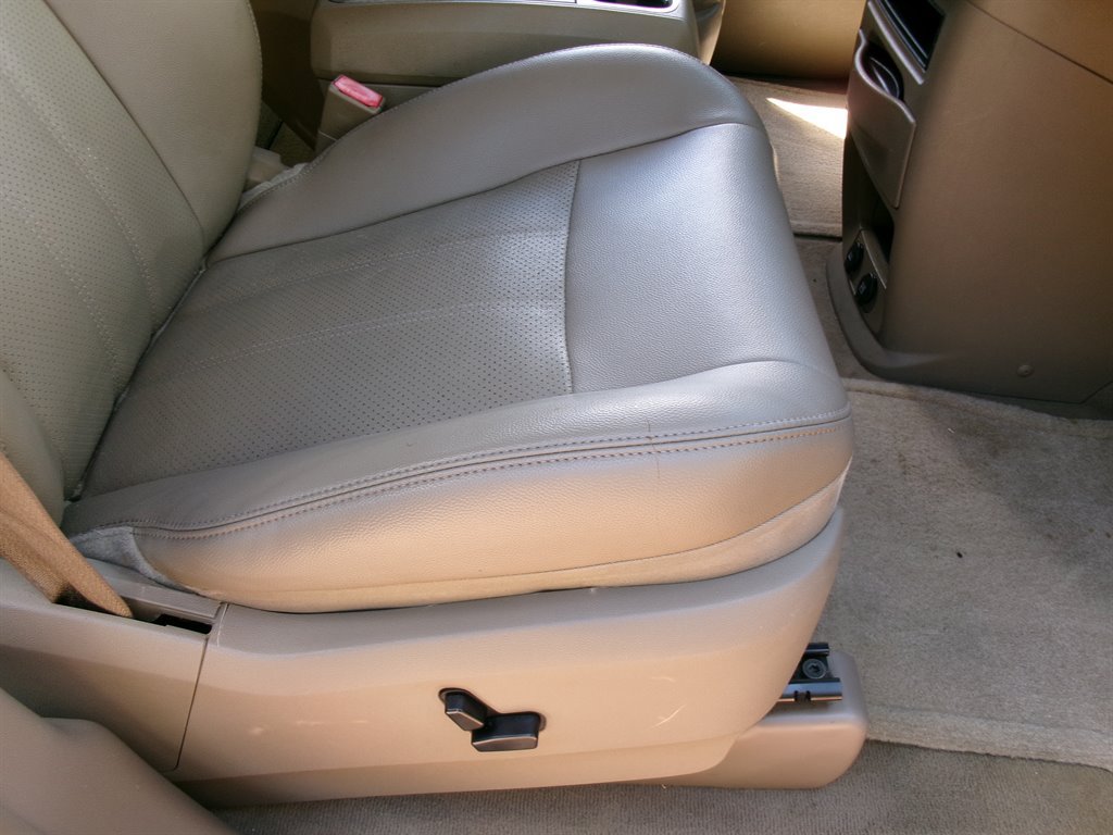 Used 2013 Chrysler Town & Country Touring-L w/ Driver Convenience Group FWD image 24