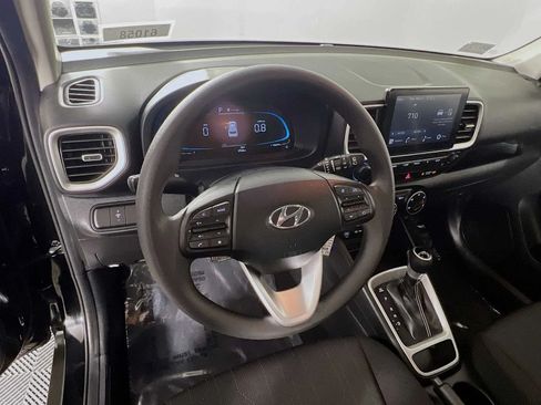 Used 2025 Hyundai Venue SE FWD image 11