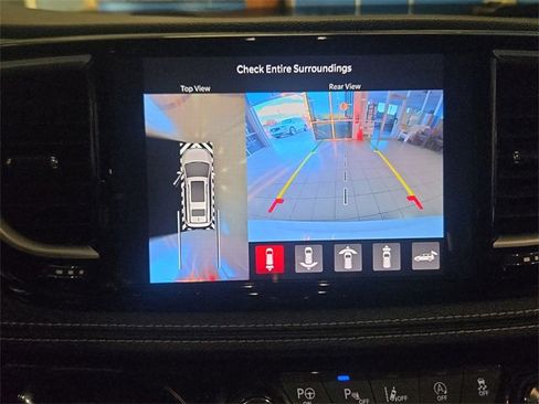 Used 2024 Chrysler Pacifica Limited w/ S Appearance Package image 17