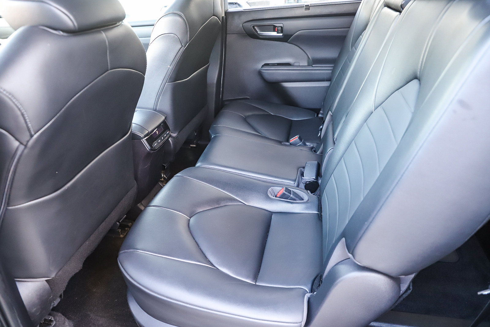Used 2023 Toyota Highlander XLE FWD image 19