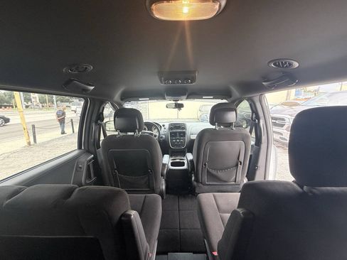 Used 2016 Dodge Grand Caravan SXT w/ UConnect Hands-Free Group FWD image 16