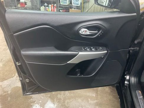 Used 2017 Jeep Cherokee Overland w/ Technology Group image 5