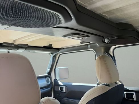 Used 2018 Jeep Wrangler Unlimited Sahara w/ Cold Weather Group image 13