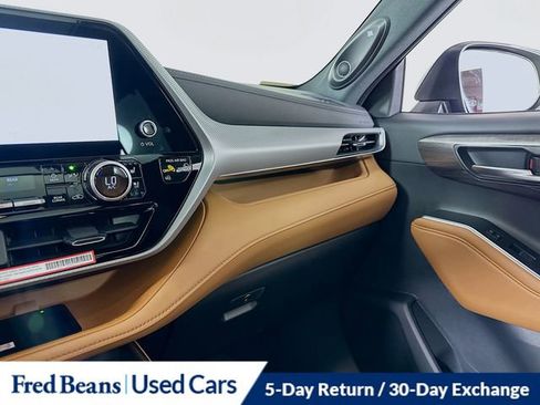 Used 2025 Toyota Highlander Platinum image 22