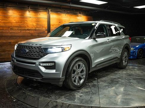 Used 2022 Ford Explorer XLT w/ Equipment Group 202A image 2