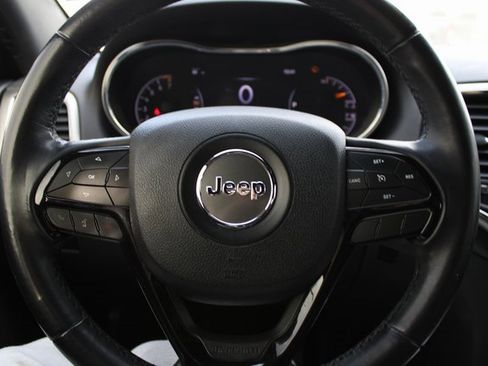 Used 2018 Jeep Grand Cherokee Laredo image 18