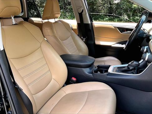Used 2019 Toyota RAV4 XLE Premium FWD image 29