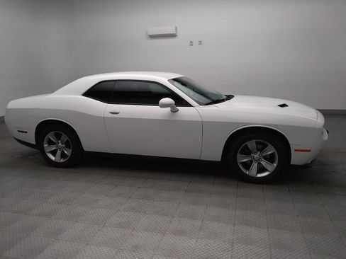 Used 2016 Dodge Challenger SXT RWD image 11