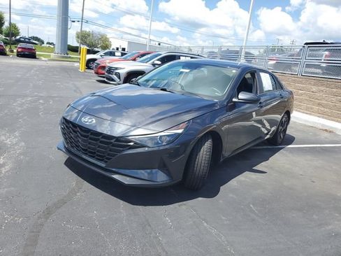Used 2022 Hyundai Elantra SEL w/ Preferred Accessory Package FWD image 2