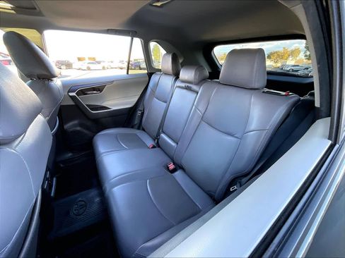 Used 2021 Toyota RAV4 XLE w/ Convenience Package image 28