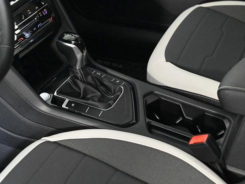 Used 2025 Volkswagen Taos SE image 19