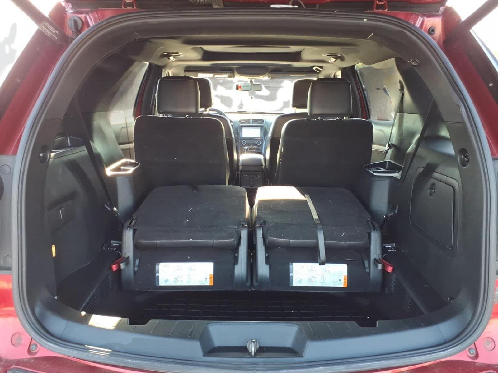 Used 2018 Ford Explorer XLT w/ Equipment Group 202A FWD image 12