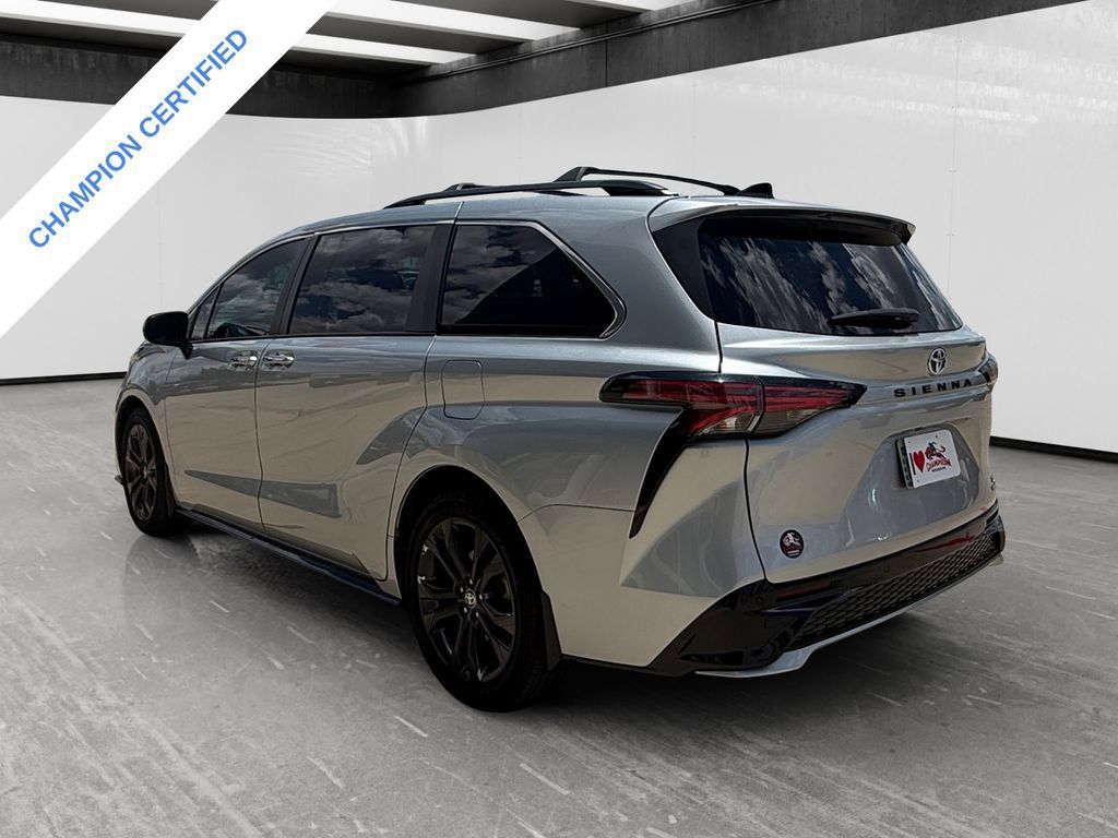 Used 2023 Toyota Sienna XSE FWD image 3